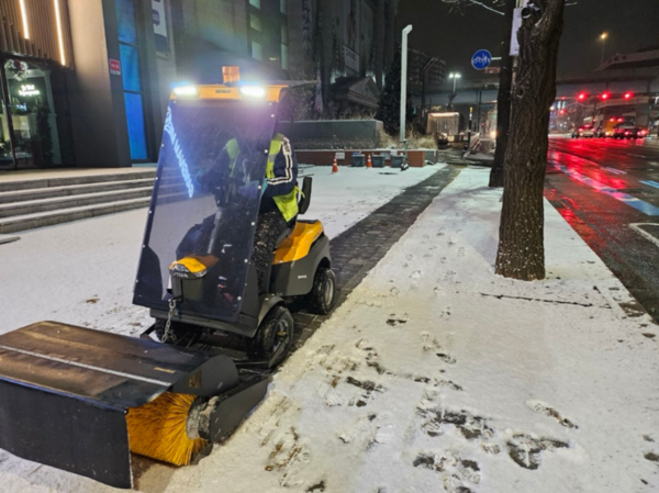 강남구에서 진행된 인도 제설 작업 /사진제공=강남구