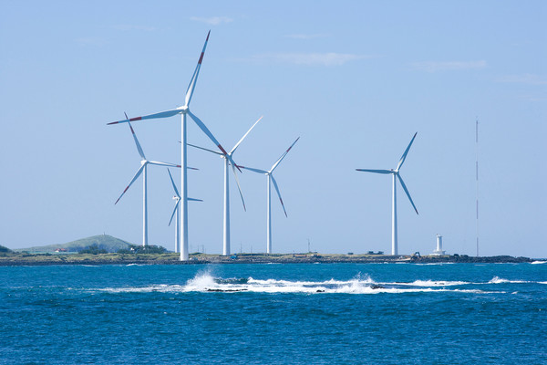 한국 국방부의 10년 전 수준의 규제가 해상풍력 발전 확대를 가로막고 있는 것으로 나타났다.