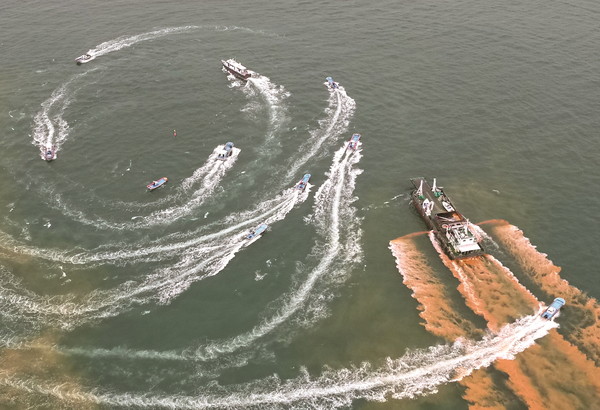 적조가 발생한 바다에 황토살포를 살포하고 있는 모습 /사진제공=국립수산과학원