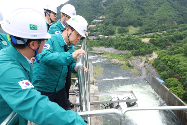 윤석대 한국수자원공사 사장(사진 가운데)이 6월17일 합천댐 현장점검을 통해 댐 수문설비 작동현황 등 홍수기 대응체계를 점검하고 있다. /사진제공=한국수자원공사