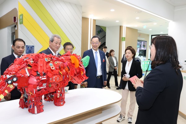 해남군 자원순환복합센터 기획전시실을 둘러보는 명현관 군수 /사진제공=해남군
