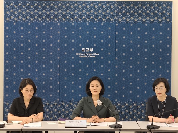 한-베트남 기후변화 협력 공동위 회의에 참석한 김효은 기후변화대사(가운데) /사진제공=외교부