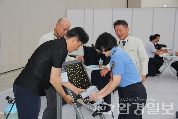 허관 (주)포비드림 대표가 경찰 관계자에게 수중에어 타카기 제품을 시연하고 있다. /사진=박준영 기자