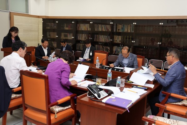 신안군 박용찬 의원이 대표 발의한 플라스틱 제로 추진 조례안이 행정복지위원회를 통과했다. / 사진제공=신안군