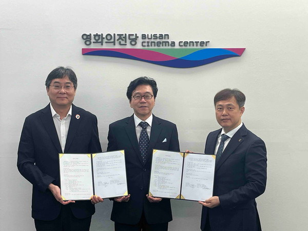 박철완 리틀프린스코리아 재단 대표, 김진해 영화의전당 대표이사, 김성도 리틀프린스아트뮤지엄 대표(왼쪽부터)가 계약서에 서명 후 기념촬영을 하고 있다. /사진제공=영화의전당