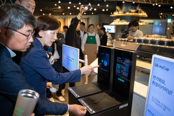 한화진 환경부장관이 27일 스타벅스 종로R점에서 열린 ‘다회용컵 사용 문화 확산을 위해 참여 업계와 함께 업무협약’을 체결하고 텀블러 세척기를 이용한 세척 시연을 하고 있다. /사진제공=환경부