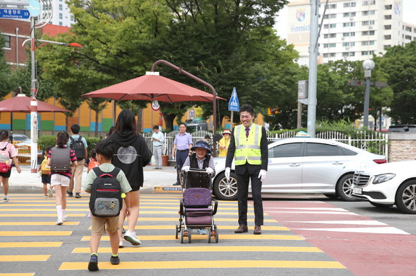 김정헌 중구청장이 신광초 어린이 보호구역에서 캠페인과 교통안전지도를 진행하고있다/사진=중구