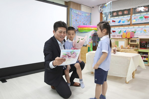 김정헌 구청장이 그린 리모델링사업 어린이집을 방문해 현장 점검을 하고있다/사진제공=중구