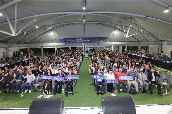 구민과의 소통을 위한  ‘별빛반상회’, ‘별밤민원실’을 진행해 현안 청취를 하고있다/사진제공=중구