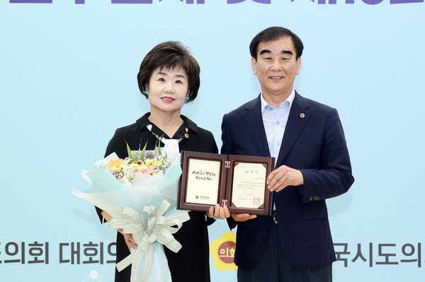 경기교육정책연구회, ‘우수연구단체 최우수상’ 수상 /사진제공=경기도