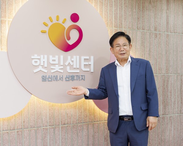 박강수 마포구청장이 임신준비에서 산후까지 원스톱 서비스를 지원하는 햇빛센터에서 환하게 웃고 있다. /사진제공=마포구청