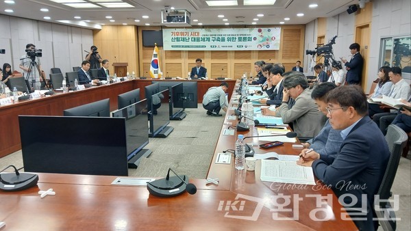 24일 국회에서 정희용 의원 주최 및 산림청 주관으로 개최된 ‘기후위기 시대, 산림재난 대응체계 구축을 위한 토론회’에서는 효과적인 산림재난 예방·대응 체계를 구축하기 위한 논의가 이어졌다. /사진=김인성 기자