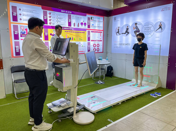 강남구 홍보관에서 자세 측정을 하는 모습 /사진제공=강남구