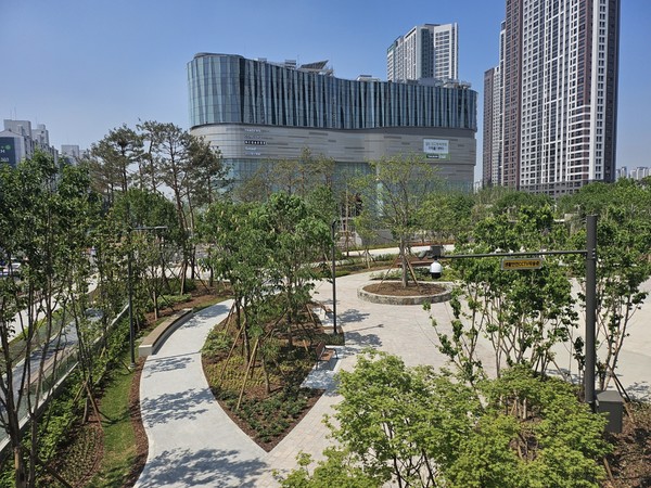 대유평공원 구간이 쇼핑몰과 어우러진 모습 /사진제공=수원시