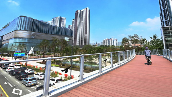 새로 완공된 보행육교에서 대유평공원 방향 자전거 타는 시민 /사진제공=수원시