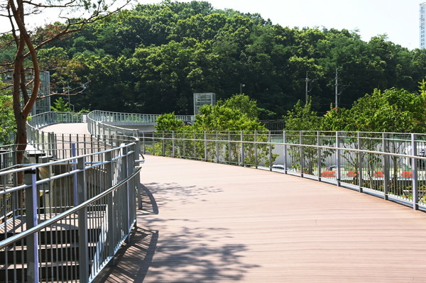 숙지산과 대유평공원을 이어주는 보행육교 /사진제공=수원시
