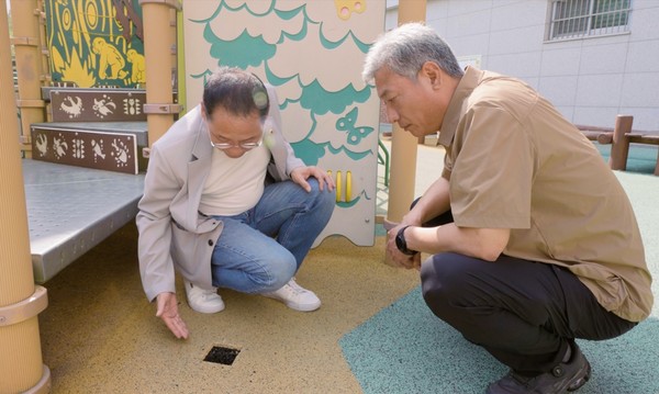 안광률 경기도의회 의원이 어린이놀이터 바닥재를 살펴보고 있다.  /사진제공=경기도의회