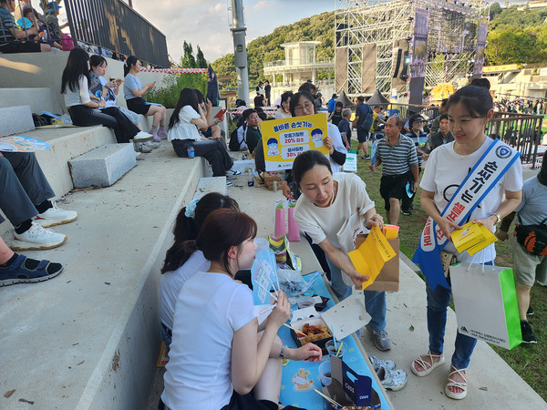 대구시는 치맥페스티벌 현장에서 감염·위생 분야 유관기관과 합동 캠페인을 실시했다. /사진제공=대구시
