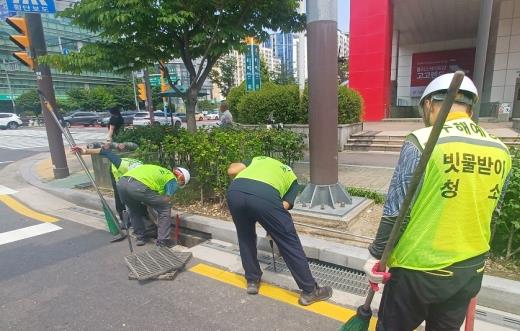 자치구 빗물받이 청소 /사진제공=서울시