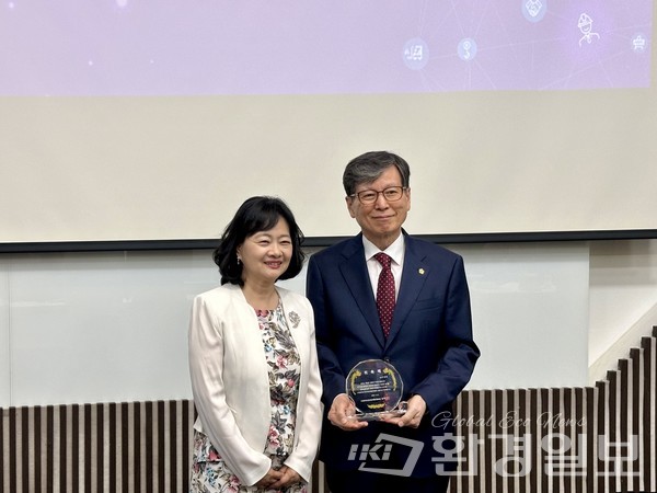 한보총 고문 위촉식이 끝난 후 정혜선 한보총 회장(왼쪽)과 이정원 한양경제 고문이 기념촬영을 하고 있다. /사진=박준영 기자