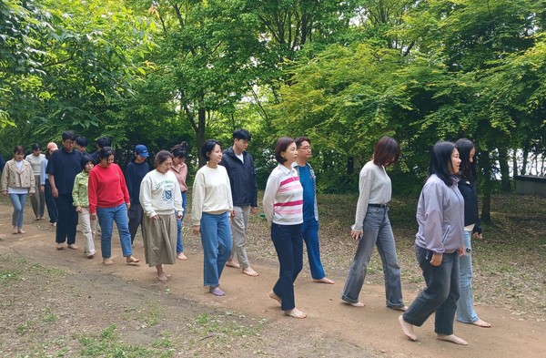 지난 4월 운영된 숲 + 명상교육 어싱(earthing)을 통해 자연과 교감하는 모습 /사진제공=부천시