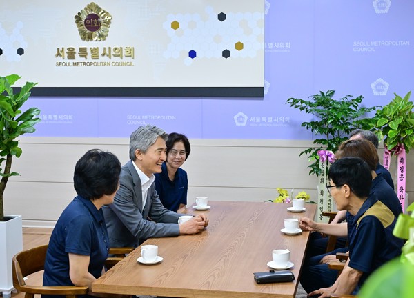 김인제 서울시의회 부의장이 첫 공식 활동으로 의회 청소노동자와 간담회를 진행했다. /사진제공=서울시의회