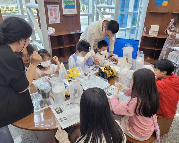 중랑물재생센터 서울하수도과학관이 여름방학을 맞아 어린이 대상 신규 프로그램인 ‘물순환 수비대! 비점오염원이 뭐예요?’를 포함한 다양한 교육 프로그램을 선보인다. /사진=서울시