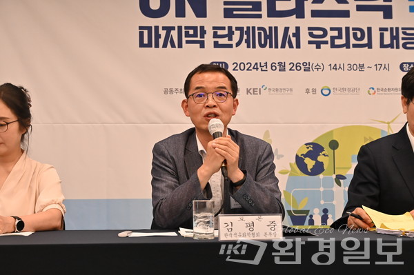 김평중 한국석유화학협회 본부장은 "거의 모든 곳에서 플라스틱이 사용되고 있는 만큼 유엔환경총회 협약 초안처럼 협의가 이뤄진다면 전 국민 생활과 산업에 엄청난 영향을 미치게 될 것”이라고 말했다. /사진=박준엽 기자 