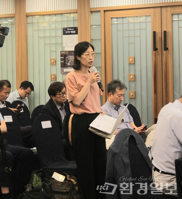 토론 후 플로어 의견을 듣는 자리에서 허승은 녹색연합 녹색사회팀 팀장은 "5차 INC 개최국이면서 세계 4위 수준의 플라스틱 생산국인 우리나라는 플라스틱 오염 문제 해결에 더 적극적인 입장을 가져야 한다”고 말했다. /사진=박선영 기자 