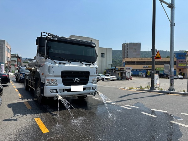 폭염대비 도로 살수 작업  /사진제공=의성군