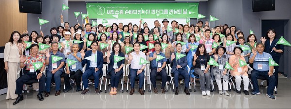 이재준 수원시장과 손바닥정원단 리더들 /사진제공=수원시