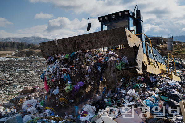 2026년 수도권매립지 사용종료를 앞두고 대체매립지 공모가 세 번째 무산됐다. 하지만 수도권매립지 종료가 아닌 연장이라는 수순이 기다리고 있어 서울시와 경기도의 쓰레기를 감당해온 인천시의 불만과 환경순환 후퇴에 대한 우려는 나날이 증가하고 있다. /사진=환경일보 DB