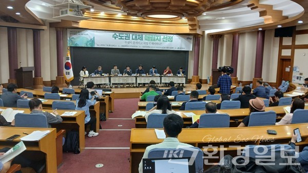 8일 국회의원회관에서는 김교흥‧이용우‧모경중 의원 주최로 ‘수도권 대체 매립지 선정, 무엇이 문제이고 어떻게 해야 하나?’ 토론회에서 백진기 검단주민총연합회 회장은 “전 세계적으로 넓은 면적에 쓰레기를 묻는 곳이 없다. 그렇기에 유럽 등의 자원순환에 대한 좋은 시설들을 본보기 삼아서 선진국과 발맞춰 나가야 한다”고 강조했다. /사진=김인성 기자