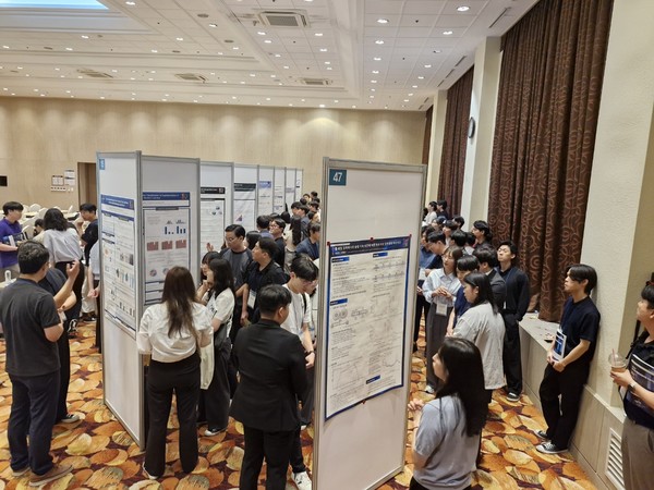 별도의 장소에 마련된 포스터 발표 세션은 젊은 연구자들의 참신한 아이디어와 연구 성과가 눈길을 끌었다. /사진제공=한국입자에어로졸학회