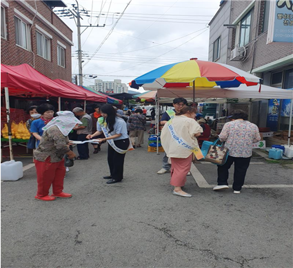  해남시내에서 캠페인 홍보하고 있는 직원 / 사진제공= 해남.완도지사