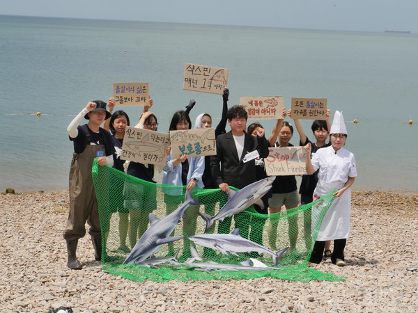 국내 서식하는 모든 상어종을 보호종으로 지정하라는 시민들의 퍼포먼스 /사진=환경운동연합