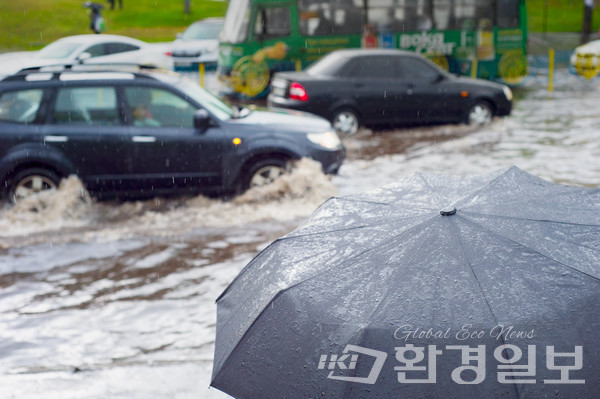 극한기후로 폭우 강도는 더 세지고 산사태 발생이 빈번해지고 있다. 장마철에도 지역별로 호우와 폭염이 번갈아가며 이어지고 있다. /사진=환경일보DB