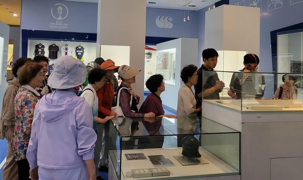 시민들이 학예연구사 설명 들으며 함께 전시 관람 /사진제공=수원시