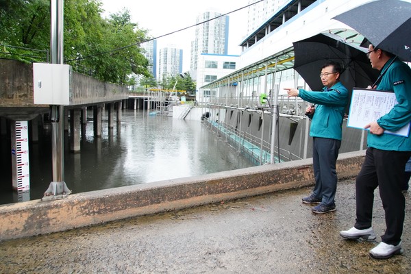 시설물 현장 점검에 나선 류경기 중랑구청장 /사진제공=중랑구