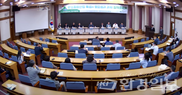 17일 국회의원회관에서 열린 탄소중립산업 육성의 필요성과 과제 정책토론회에서 국회미래연구원 정훈 연구위원은 “현 정부 출범 이후 정책 이행 및 후속 정책 연계가 미흡한 상황”이라고 전했다.