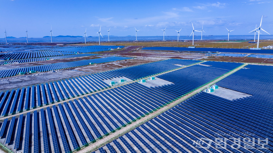 탄소중립과 에너지전환은 경제적 경쟁력을 강화하고 국제 무대에서의 입지를 공고히 하는 데 필수적이지만 여전히 국내 재생E 산업은 위축돼 있어 이에 대한 법안 마련 등 대책이 필요하다는 지직이다. /사진=환경일보 DB  