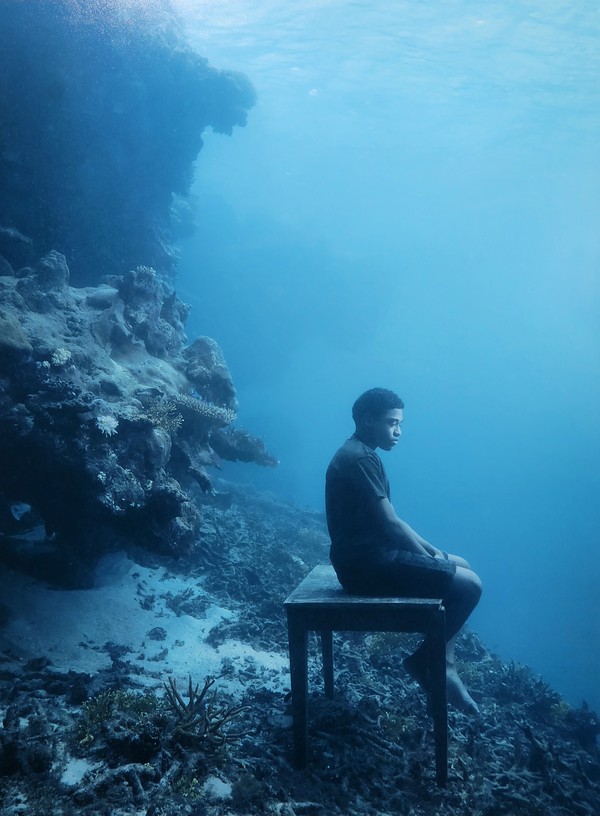 닉 브랜트가 피지섬 바닷속에서 촬영한 원주민. 피지섬은 해수면 상승으로 빠르게 사라지고 있다. 