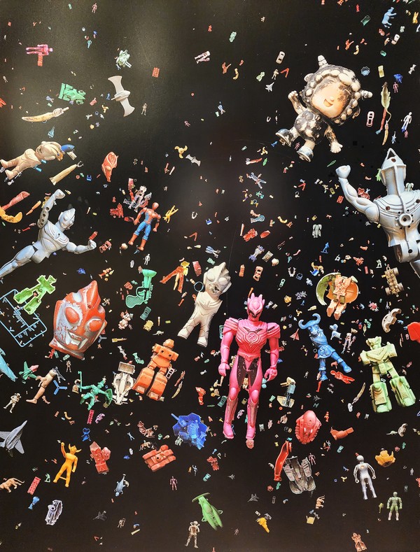 맨디 파커가 전 세계 바닷가에서 모든 플라스틱 장난감. 해양 플라스틱 오염 문제를 전하기 위해 수집을 시작했다. 