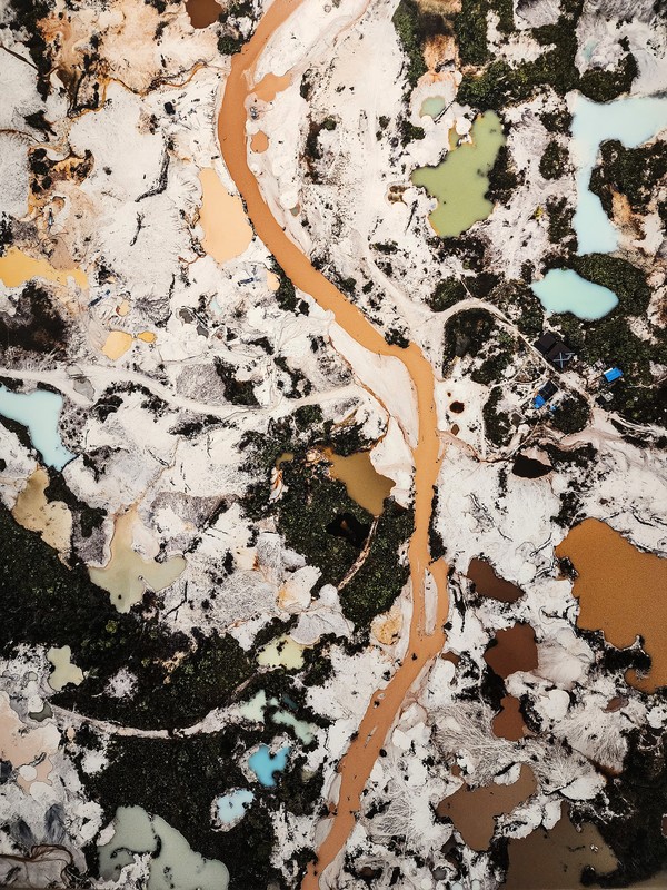 톰 헤겐이 항공촬영한 인도네시아 보르네오섬 팔랑카 라야 인근 금 채굴장