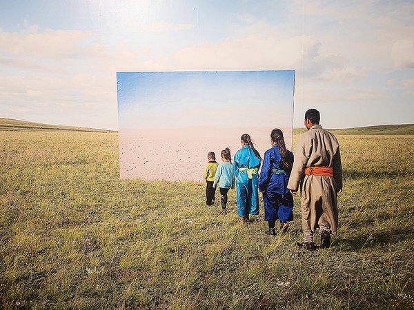 이대성 작가는 사막화가 진행 중인 몽골의 환경을 많은 사람들에게 알리기 위해 한국과 몽골을 오가며 사진을 촬영했다. 