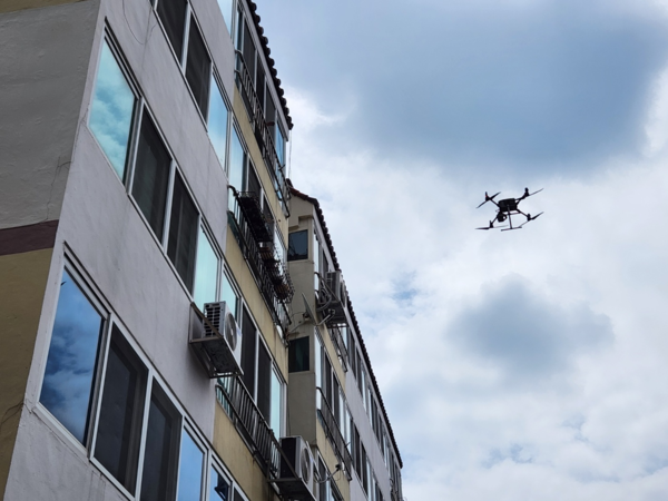 드론을 활용해 건물 외관을 촬영하는 모습  /사진제공=한국건설기술연구원