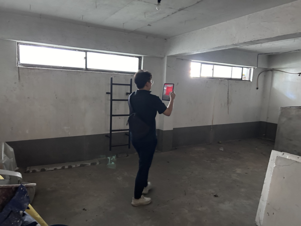 웨어러블 스캐너 장비로 건물의 실내를 촬영하는 모습 /사진제공=한국건설기술연구원