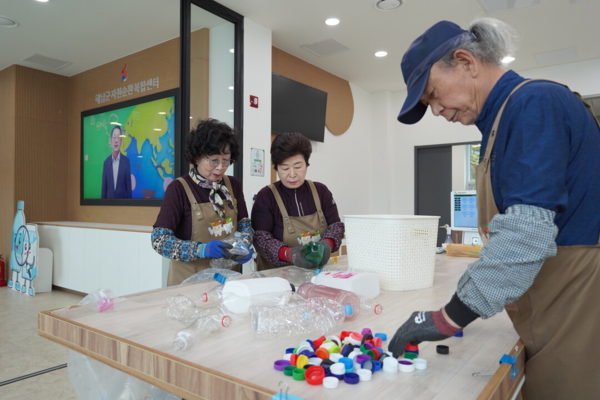 해남군 자원순환복합센터 재활용품 선별 /사진출처=KPI뉴스, 해남군 제공