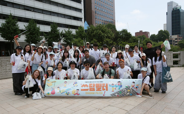 무교동 일대에서 정화 활동을 진행한 쓰담필터 크루 /사진제공=환경재단
