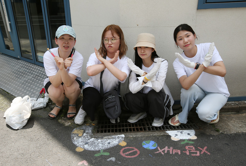 빗물받이 주변 아트워크 활동에 나선 쓰담필터 크루들 /사진제공=환경재단